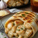 Leckerer Hühnchen-Wrap mit frischen Zutaten und geschmackvollen Saucen