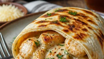 Leckerer Hühnchen-Wrap mit frischen Zutaten und geschmackvollen Saucen