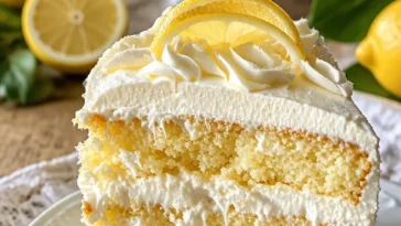 Italienischer Zitronencreme Kuchen auf einem Teller, dekoriert mit Zitronenscheiben