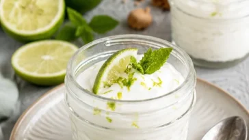 Leckeres Joghurt-Limetten-Mousse auf einem Teller serviert