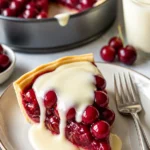 Käsekuchen mit Kirschen auf Mürbeteigboden serviert auf einem Teller