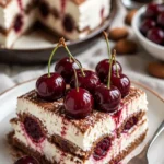 Delikates Kirsche Amaretto Tiramisu mit frischen Kirschen und Amaretto-Likör.