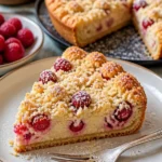 Köstlicher Zwetschgenkuchen mit Streuseln auf einem Tisch serviert