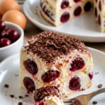 Leckere Torte Monastyrskaja Izba ohne Alkohol auf einem Teller serviert