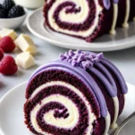 Lila Samt-Kuchenrolle auf einem eleganten Teller mit Dekoration.