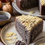 Kohlenhydratarmer Walnuss-Mohnkuchen auf einem Holzbrett serviert