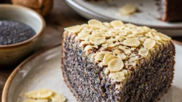 Kohlenhydratarmer Walnuss-Mohnkuchen auf einem Holzbrett serviert