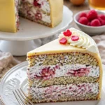 Marzipantorte mit Mohn und Kirschen auf einem eleganten Servierteller.
