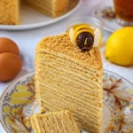 Medovik - traditionelle russische Honigtorte mit Honig und Sahne