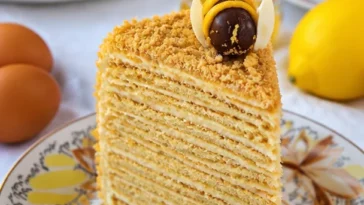 Medovik - traditionelle russische Honigtorte mit Honig und Sahne
