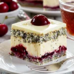 Mohn-Kirsch-Kuchen mit saftigem Mohn und fruchtigen Kirschen auf einem Teller