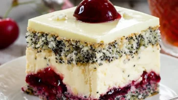 Mohn-Kirsch-Kuchen mit saftigem Mohn und fruchtigen Kirschen auf einem Teller