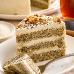Leckere Mohn-Mandel-Torte auf einem Teller mit frischen Mandeln und Mohnsamen.