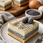 Mohn-Streuselkuchen mit Vanille-Quark-Creme auf einem hellen Hintergrund