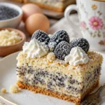 Mohnkuchen mit Streuseln auf einem Teller serviert