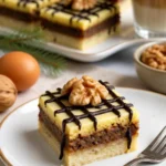 Nusskuchen mit Mürbeteig auf einem dekorativen Teller