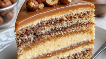Nusstorte mit luftiger Schokoladenfüllung, frisch gebacken und dekoriert