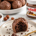 Schokoladige Nutella-Trüffel auf einem Teller, verziert mit Kakaopulver