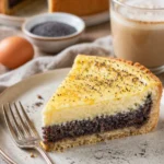 Omas saftiger Mohnkuchen mit Pudding und Schmand, frisch gebacken und lecker