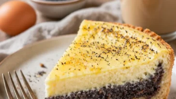 Omas saftiger Mohnkuchen mit Pudding und Schmand, frisch gebacken und lecker
