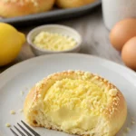 Hefeteilchen gefüllt mit Pudding, frisch gebacken und verziert.