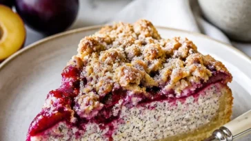 Quark-Mohn-Pflaumenkuchen mit frischen Pflaumen und Mohnbeschreibung