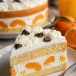 Leckere Quark-Torte auf einem Teller mit frischen Früchten garniert.