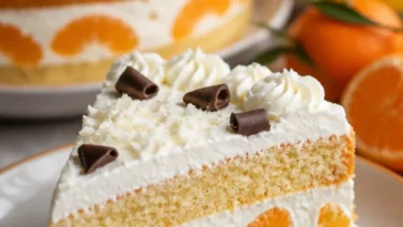 Leckere Quark-Torte auf einem Teller mit frischen Früchten garniert.