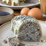 Leckerer Joghurt-Mohn-Guglhupf in einer kuchenform, kalorienarm und low carb.