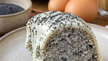 Leckerer Joghurt-Mohn-Guglhupf in einer kuchenform, kalorienarm und low carb.