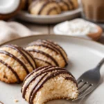Saftige vegane Kokosmakronen mit Marzipan auf einem Teller
