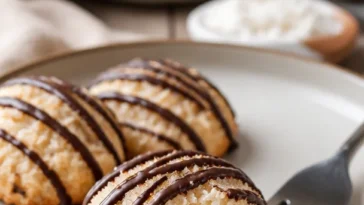 Saftige vegane Kokosmakronen mit Marzipan auf einem Teller