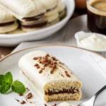 Sahneauflauf in einer hübschen Servierform, dekoriert mit frischen Beeren