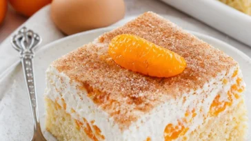 Schneller Mandarinen-Schmand-Kuchen mit frischen Mandarinen und cremigem Schmand.