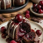 Schokoladige Schoko-Kirsch-Brownies serviert auf einem Teller