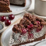 Schoko-Mohn-Kirsch-Streuselkuchen mit Streuseln und frischen Kirschen