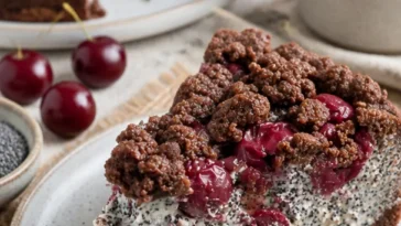 Schoko-Mohn-Kirsch-Streuselkuchen mit Streuseln und frischen Kirschen