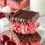 Schokoladenüberzogene Kirsch-Reis-Krispies auf einem weißen Teller