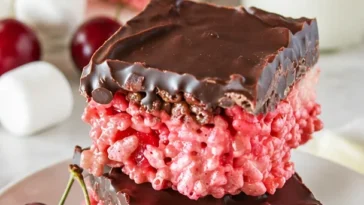 Schokoladenüberzogene Kirsch-Reis-Krispies auf einem weißen Teller