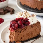 Schwarzwälder Käsekuchen mit Schokoladenglasur und Kirschen dekoriert