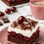 Schwarzwälder Kirschtorte vom Blech mit Kirschen und Schokolade
