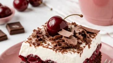 Schwarzwälder Kirschtorte vom Blech mit Kirschen und Schokolade