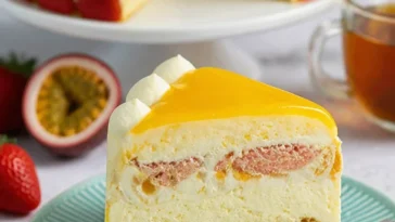 Solero Windbeutel Torte mit Sahne und Obst dekoriert