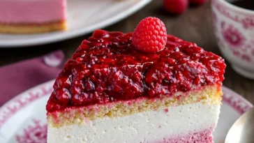 Sommerliche Himbeersahnetorte mit frischen Himbeeren und Sahne