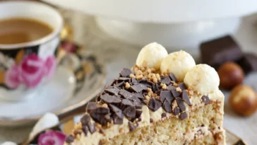 Stracciatella-Kaffee-Torte mit Whiskey-Sahnecreme auf einem Dessertteller