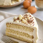 Dessert Tiramisu mit Butterkeksen auf einem Teller serviert.
