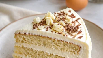Dessert Tiramisu mit Butterkeksen auf einem Teller serviert.
