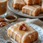 Weich gebackene Ahorn-Donut-Riegel, frisch und lecker auf einem Teller