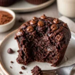 Vegane Schokomuffins in einer rustikalen Bäckerei präsentiert