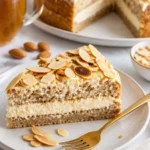 Vegane schwedische Mandeltorte auf einem Teller mit Dekoration